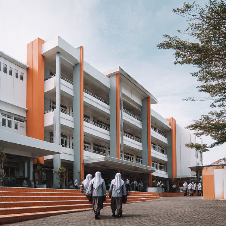 You are currently viewing Sekolah Boleh Punya Gedung Mewah, Tapi Guru Adalah Nyawanya